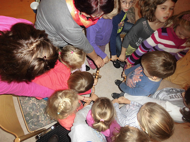 Rosenkranzandacht für Kinder in Suessenbach Okt 2014