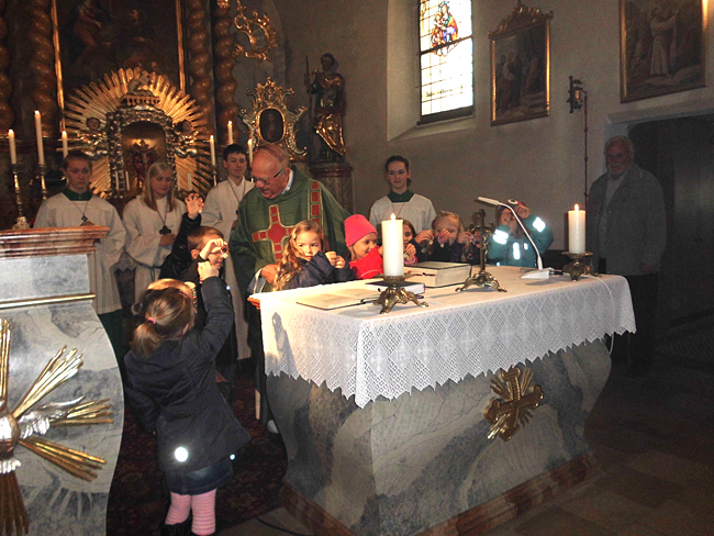 Rosenkranzandacht für Kinder in Suessenbach Okt 2014